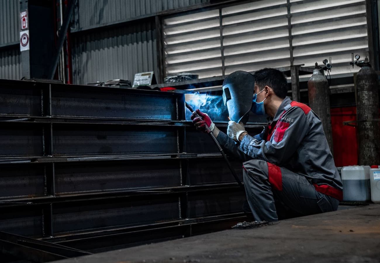 Armado y soldadura de un bastidor de acero en el taller